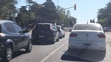 Semáforo Ruta 8, salida Atlético. Muy mal coordinado. Se deja rojo para salida de calle que no existe. Los autos están pasando en rojo últimamente! En cualquier momento accidente. Maria Eugenia / @UgEnia10..