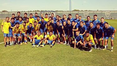 Deportivo Metalúrgico junto al plantel de Reserva de Boca Juniors en Ezeiza.