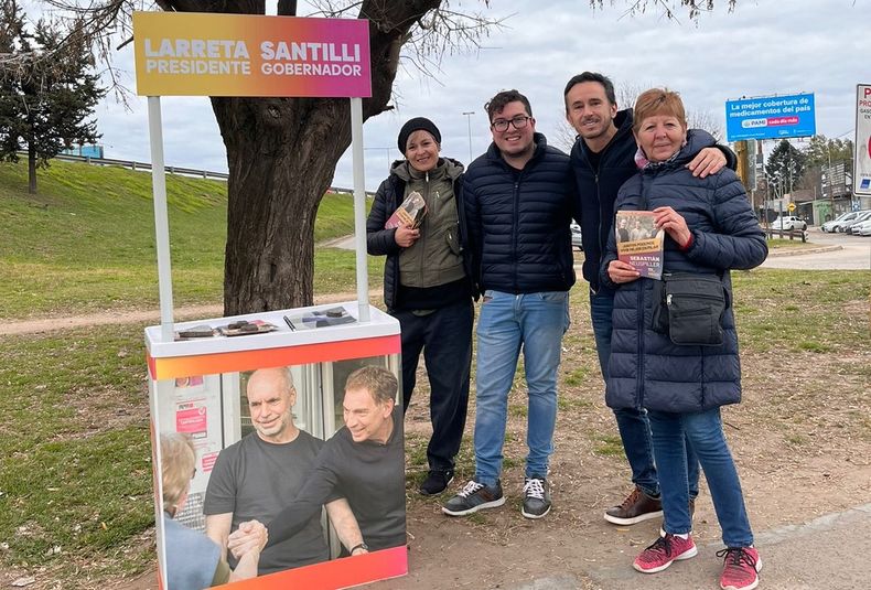 EN LA CALLE. Neuspille con vecinos junto a una de sus pancheras.