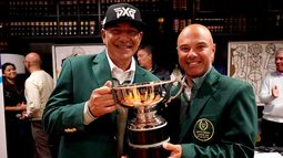 SACO VERDE. Seba Fernández junto a Cañete con la copa en mano. SACO VERDE. Seba Fernández junto a Cañete con la copa en mano.