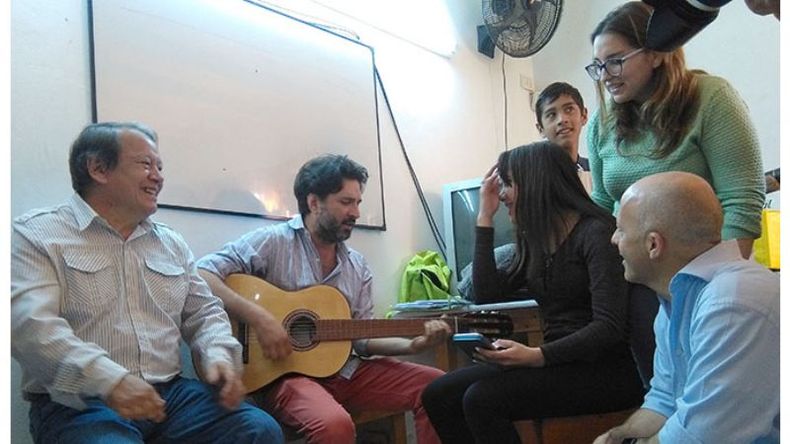 UNA QUE SEPAMOS TODOS. Toty Flores, Ducoté y Bortule se sumaron a cantar con profesores y alumnos del Envión..