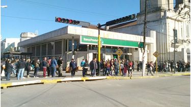 POSTAL. Las colas en el Banco Provincia ya forman parte de su fachada. .