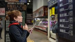 CUESTIÓN DE PRECIOS. Una mujer, mira las ofertas de carne. FOTO. Pepe Mateos..