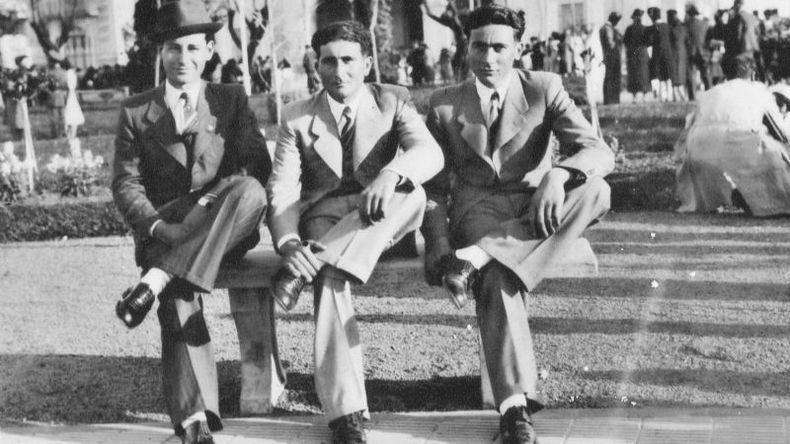 PILCHA. El 12 de octubre todo el mundo estaba de estreno. Como lo muestra esta foto del año 1945, con los vecinos Francisco Solari y los hermanos Francisco y Armando Guarino..