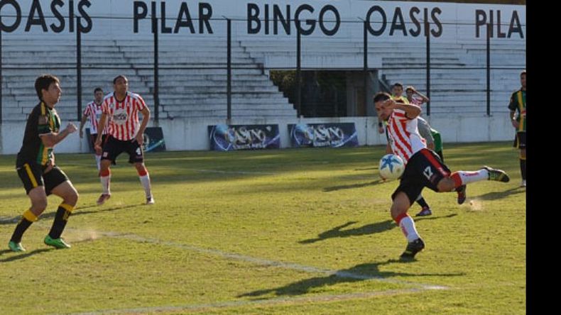 EMPATE. Ferraguto ya sacó el disparo que ni el defensor ni el arquero de Defensores podrán detener; fue el 2-2 definitivo..