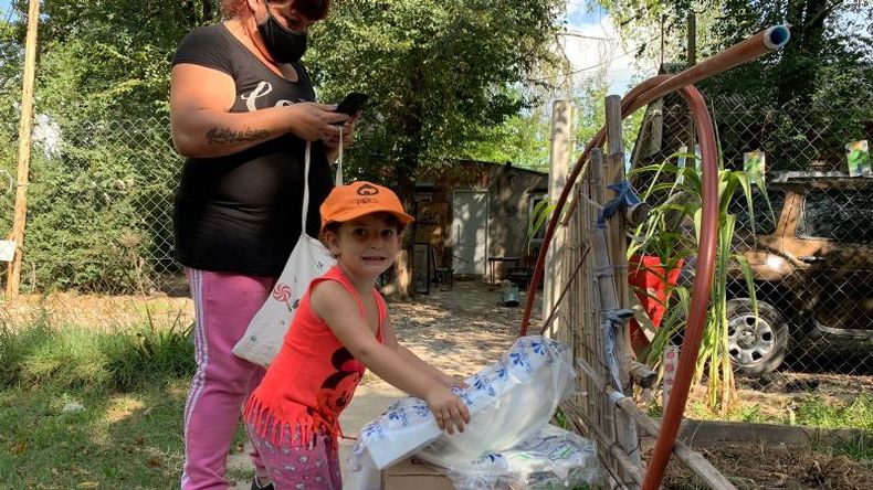 Las familias beneficiadas con las donaciones participaron además de una capacitación sobre agua y saneamiento. .