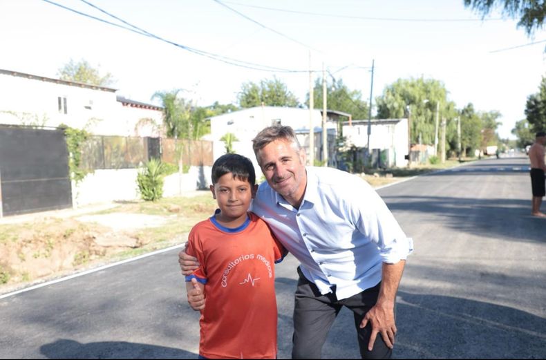 TODO OK Achval con un chico de la zona alcanzada por el nuevo asfalto