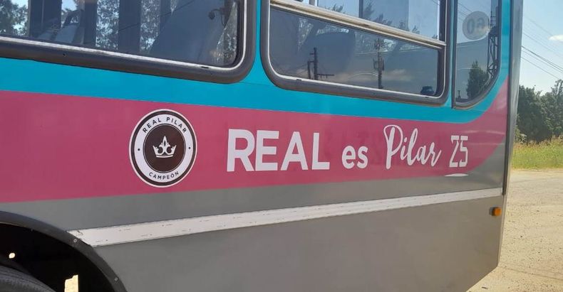 HOMENAJE AL ASCENSO.&nbsp;El interno 25 de la línea 501 lleva la leyenda de Real es Pilar.
