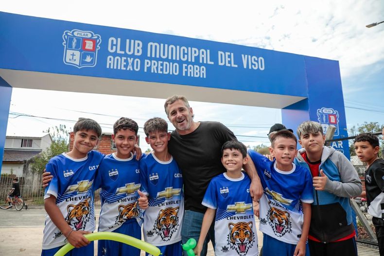INAUGURACIÓN. Achával compartió con los vecinos la presentación de las obras.