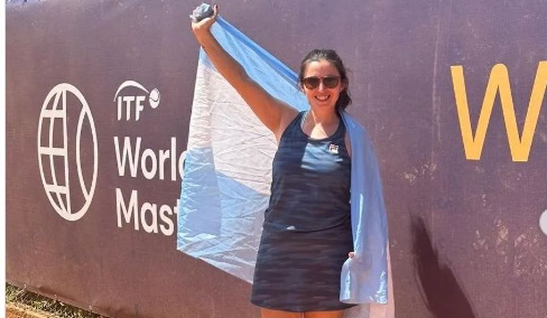 Carla Martínez embanderada en la Copa del Mundo en Lisboa.