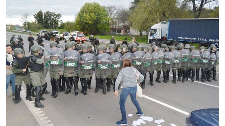 SOBRE LA RUTA. Los vecinos aseguran que nunca cortaron totalmente el tránsito. La Gendarmería reprimió sin aviso previo..