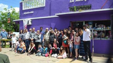 La familia Koprivsek a pleno, para que en “La esquina de las letras”, en Presidente Derqui, viva por siempre el recuerdo de la abuela Teresa Di Marino. Todo el barrio y mucho más, participaron de la celebración. .