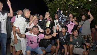Jugadores, dirigentes e hinchas festejan el título en el predio de la Comunidad Deportiva de Real Pilar.&nbsp;