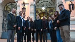 EN EQUIPO. La Liga de Intendentes estrenó su conformación ampliada en una reunbión con Axel Kicillof.