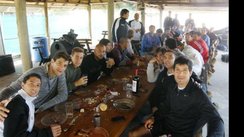 (Prensa Fénix). Los jugadores posan después de disfrutar del asado en el predio Oliden..
