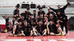 Presidente Derqui y su festejo de la clasificación a Zona Campeonato.