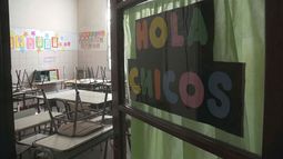 CARTEL. Las escuelas abrieron, pero hubo pocos docentes en las aulas..