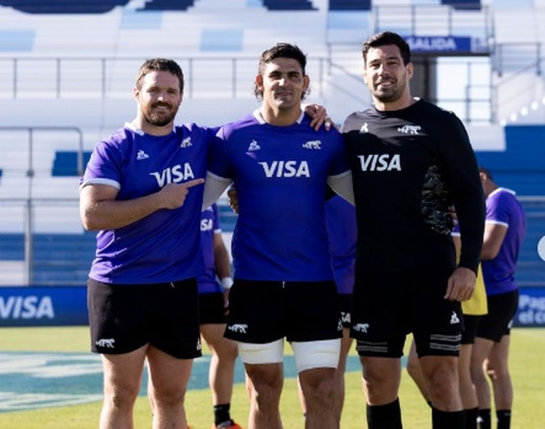 Julián Montoya, el capitán de Los Pumas, señala a Pablo Matera (centro) en la previa de su día histórico.