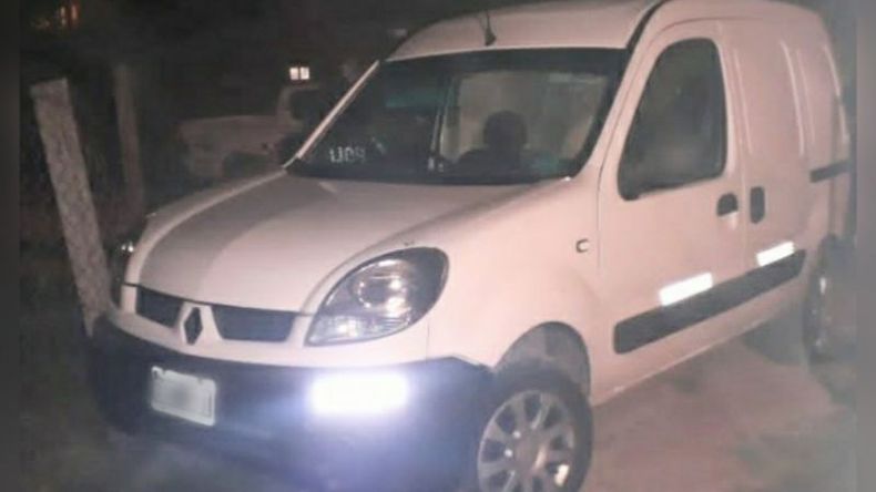 La camioneta de la víctima con la que huyeron los delincuentes, terminó incrustada contra el portón de una vivienda. .