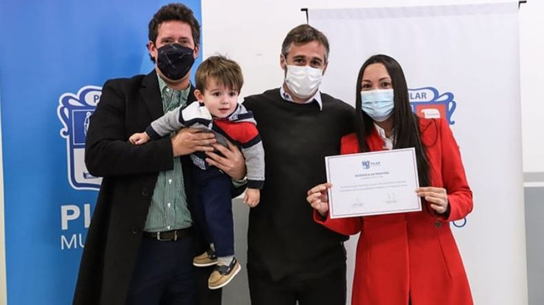 EN FAMILIA. Achával, con una de las médicas residentes, en el Pellegrini..