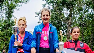 GANADORA. Allende con su medalla en el podio de 12 Horas femenino.
