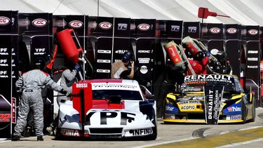 Matías Rossi en la recarga de combustible obligatoria del TC.