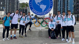 A HORAS DEL DEBUT. Giovannetti (der.) en la villa olímpica con la Selección mayor y el logo de los Juegos Panamericanos.