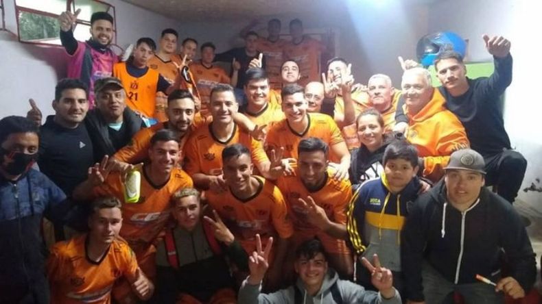 FESTEJO. Los jugadores de Zelaya celebran el triunfo en la Ciudad Deportiva..