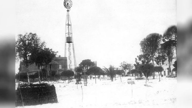 La plaza céntrica, cuando todavía lucía un molino. Se la ve cubierta de nieve. La imagen corresponde al año 1918 y se repetiría 89 años después. .