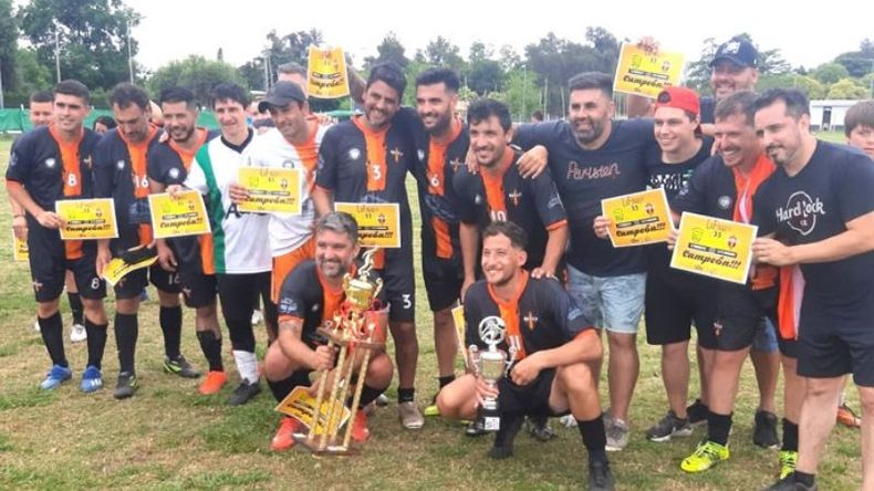 SONRISAS. Todo Manzanares posa con el trofeo de campeón de +35..
