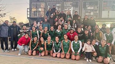 DOBLE ALEGRÍA. Los Pinos celebró su nueva cancha sintética y el pase a la Zona Campeonato..