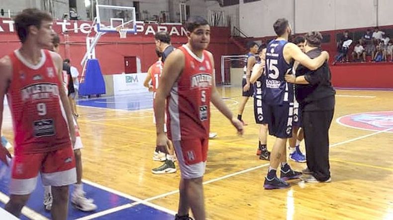 Los jugadores de Atlético se despidieron del Oficial ABZC. Foto Matías Bravo..