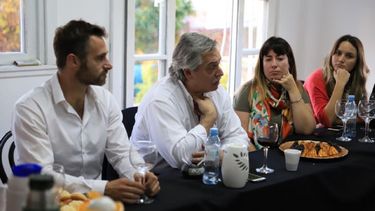 A LA MESA. Alberto Fernández, en el local del Frente Pilarense, rodeado por Achával, Lucía Portos y Rosario Beláustegui. .