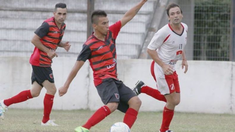 REDONDEÓ. Llanos cerró la goleada derquina en el cierre del juego..