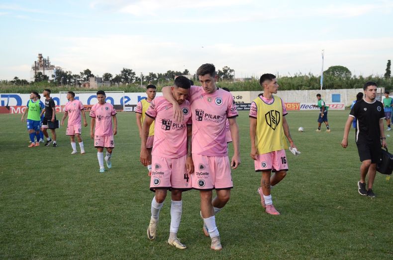 TRISTES. Juan Rodríguez Silva y Ariel Otermin se retiran de la cancha tras la derrota ante Liniers.