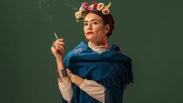 Laura Azcurra se pone en la piel de Frida Khalo.