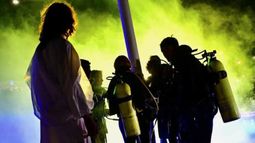 Cómo es el Vía Crucis submarino, un evento único en el mundo.