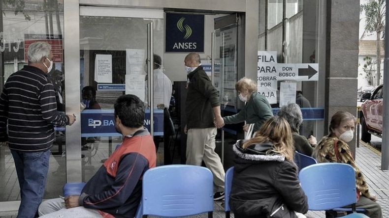 El bono será entregado a jubilados y a beneficiarios de pensiones durante los próximos dos meses. .