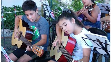 GUITARRA. Una de las tantas actividades que ofrece la Subsecretaría de Cultura..