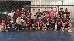 CLASIFICADOS. Los muchachos de Muni Pilar festejan el pase a cuartos de final..