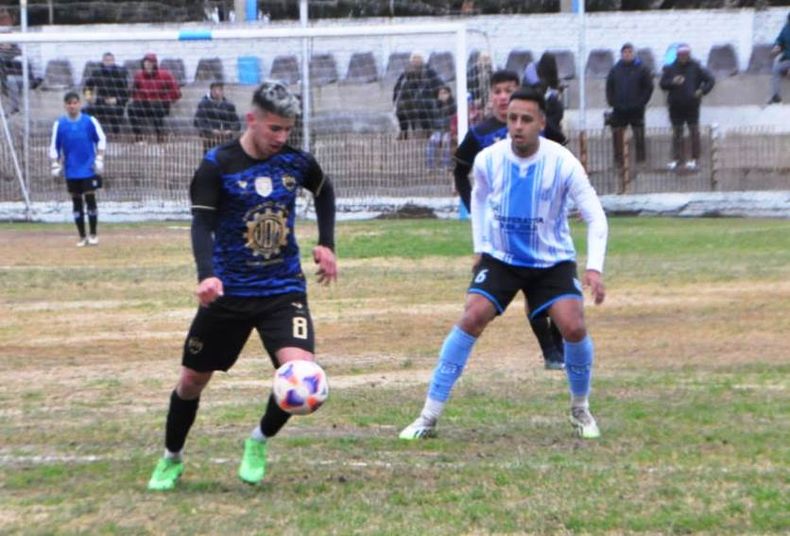 Alejo Torres va por la pelota ante Emiliano Cáceres.