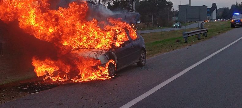 Un auto se incendió en el kilómetro 50 de Panamericana.