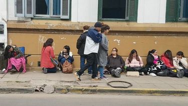 ESPERA. La fila se comenzó a formar el domingo al mediodía en la vereda. Foto El Termómetro..
