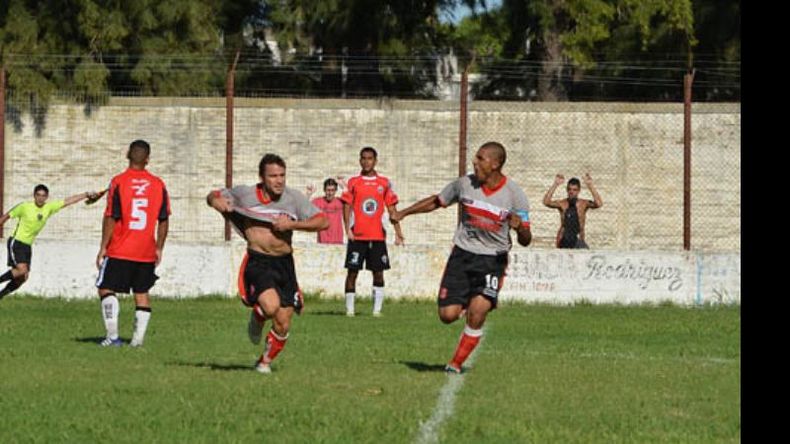 POTENCIA. Cobian (izq.) marcó en el triunfo ante Cáceres que aseguró la clasificación..