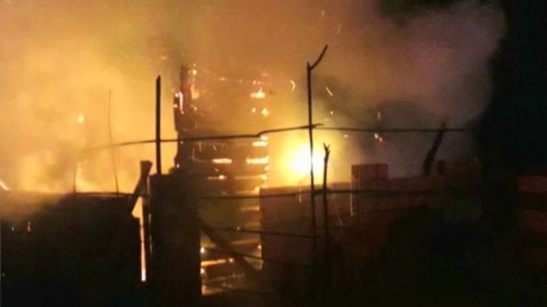 Llamas. Antes de escapar, los ladrones prendieron fuego la vivienda. .
