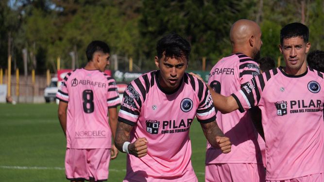 CABEZAZO LETAL. Federico Martínez festeja su tanto, el segundo con la camiseta de Real Pilar. Lo festeja junto a Mathías Crocco.&nbsp;