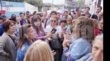 TOMA SIMBÓLICA. Los auxiliares, ayer, en la puerta del Consejo Escolar de Pilar..