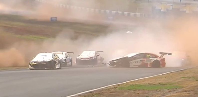ACCIDENTE. El Toyota de Rossi queda cruzado en medio de la pista tras recibir un toque.