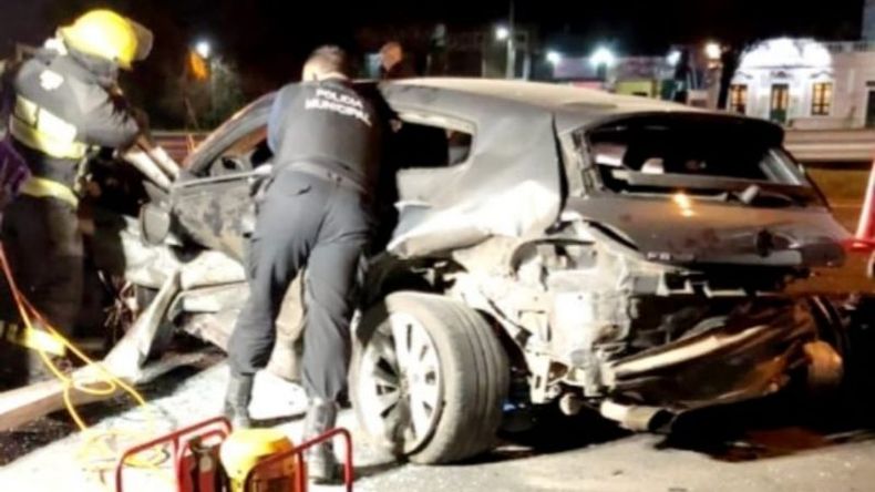 El conductor de 21 años y su acompañante de 17 sufrieron graves lesiones. Foto @juancaimpacto .