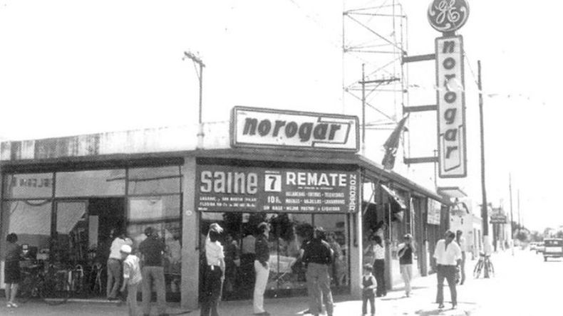 La esquina de Pedro Lagrave e Ituzaingó luce un aspecto irreconocible en esta fotografía de 1971. Aún no estaba construido el edificio de la terminal de ómnibus..